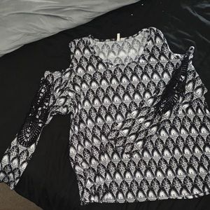 🐿Cato size 26/28 cold shoulder long sleeves